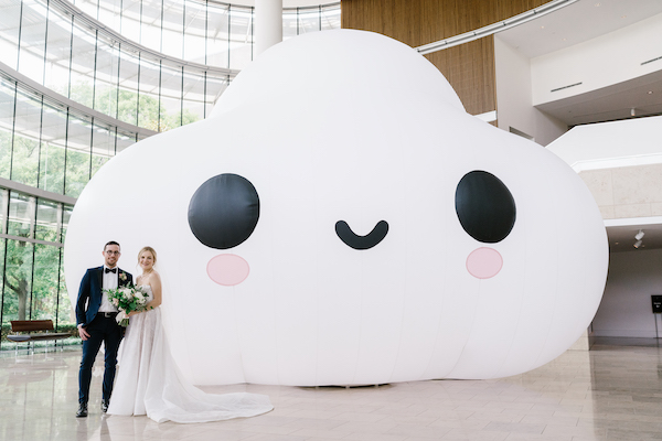 bride and groom in front of the cloud emoji at Newfileds