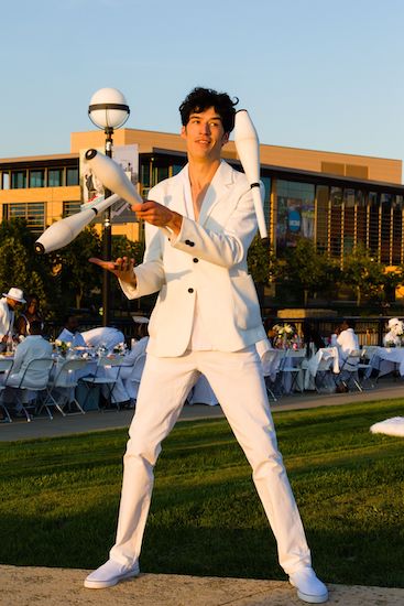 Juggler at the 2021 Indianapolis Diner en Blanc