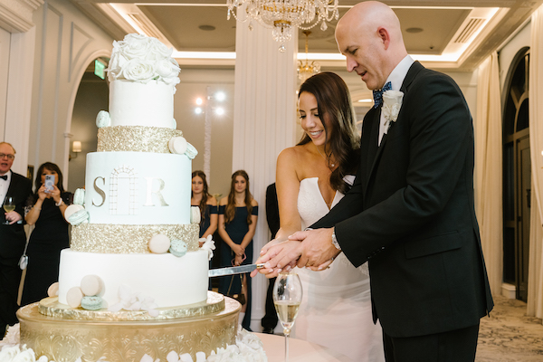 bride and groom cutting their wedding cake during their Hotel Carmichael wedding