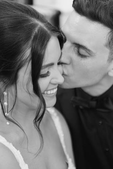 Groom kissing his bride´s face