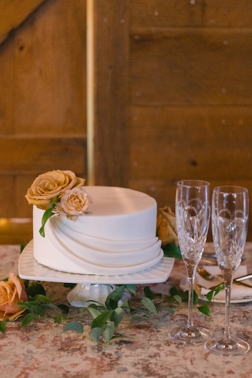 Simple intimate wedding cake for a Wisonsin destination wedding at Whistling Straits.