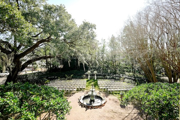 Outdoor wedding cermeony at the governor thomas bennett house in Charleston